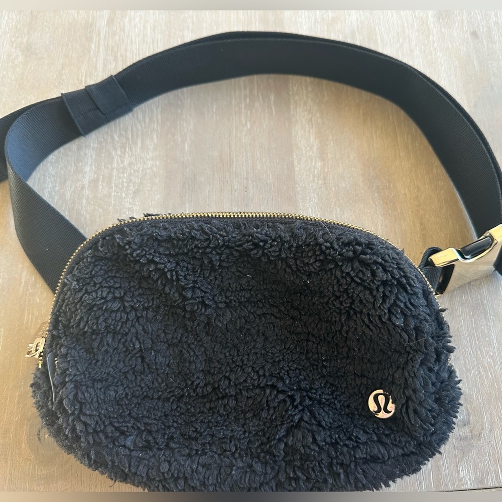 LULULEMON Everywhere Belt Bag Plush Sherpa - Black and Gold